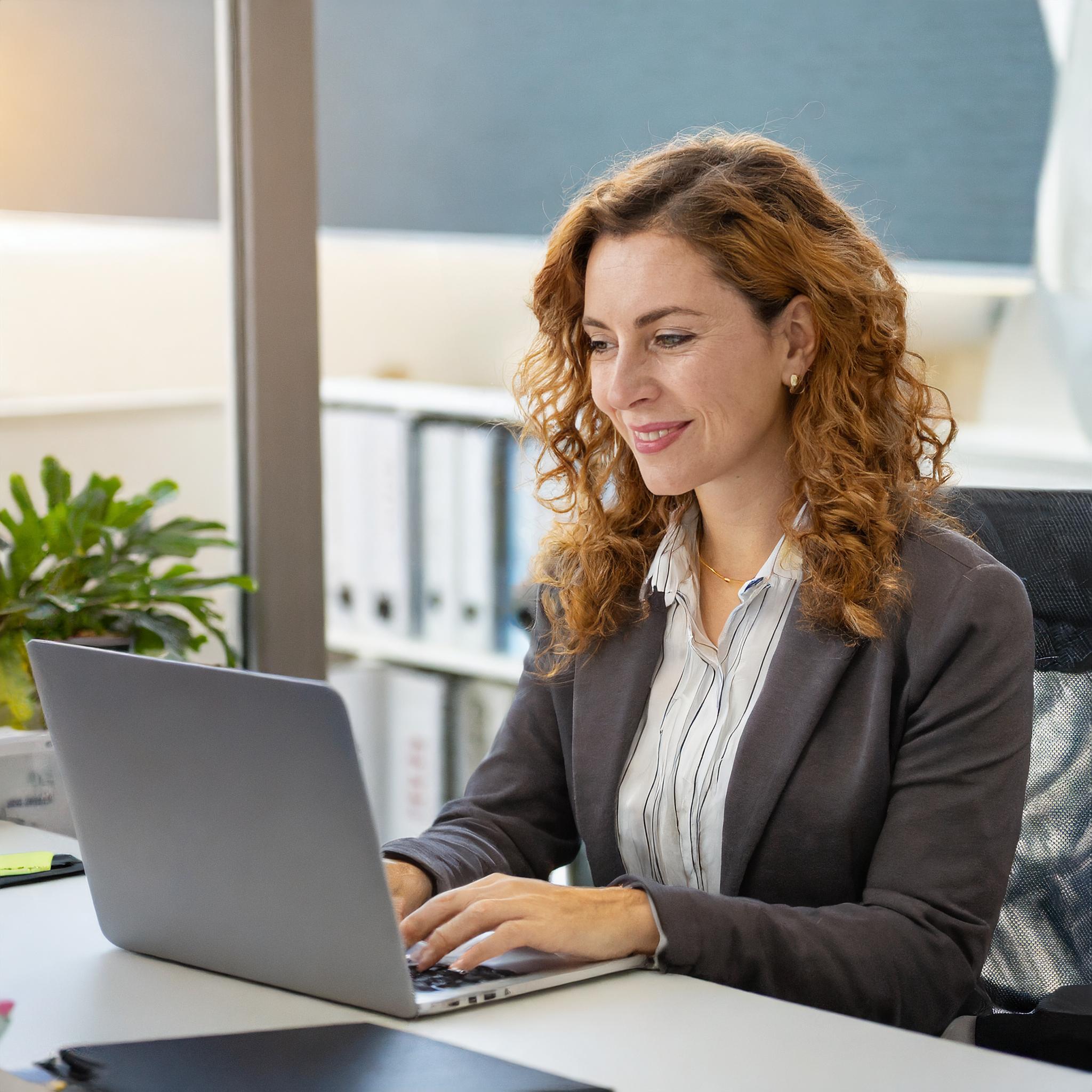 Frau am Schreibtisch